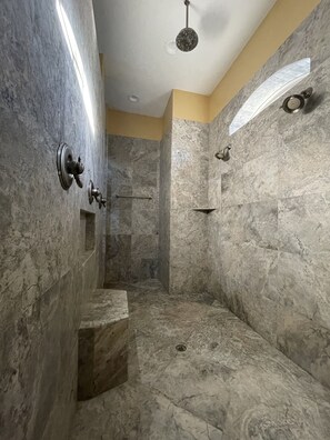 Douche, sĂšche-cheveux, serviettes fournies, savon