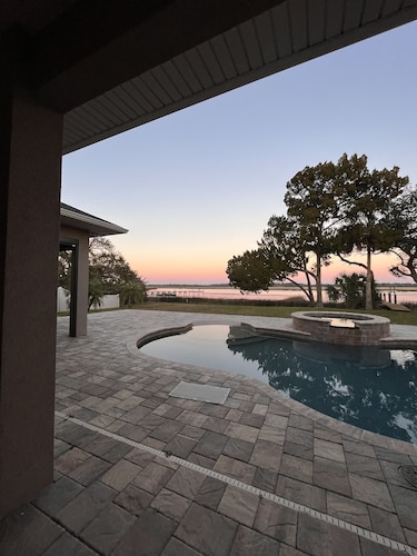 Intracoastal Waterfront with pool + dock. 10 minutes to downtown St. Augustine. 
