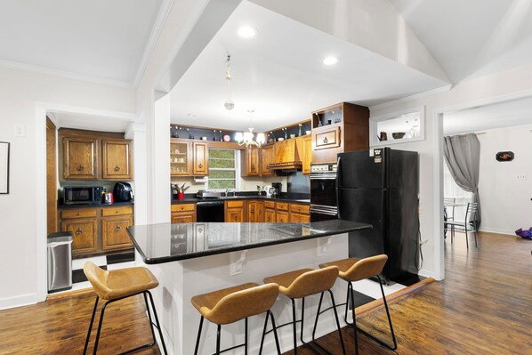 Réfrigérateur, micro-ondes, four, plaque de cuisson