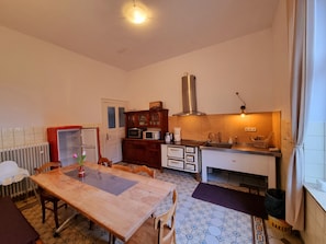 Fridge, oven, stovetop, coffee/tea maker