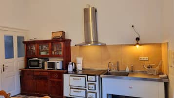 Réfrigérateur, four, plaque de cuisson, cafetiÚre/bouilloire