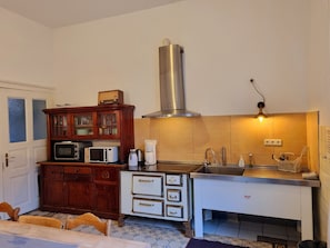 Fridge, oven, stovetop, coffee/tea maker