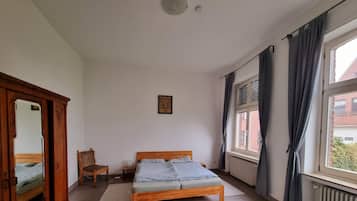 2 slaapkamers, een bureau, reisbedje, wifi