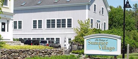 Un edificio grande y blanco con un letrero que dice "Summer Village".