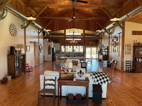 Smart TV, DVD player, books, video library - Peaceful Kentucky barn home near KY Derby, PGA and Bourbon Trail. (Finchville)