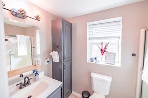 Shower, hair dryer, towels, soap - The Stay at Six•One•Four / Walk right out to Route 66 (Williams)