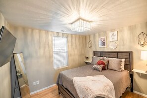 1 bedroom, iron/ironing board, WiFi, bed sheets - The Stay at Six•One•Four / Walk right out to Route 66 (Williams)