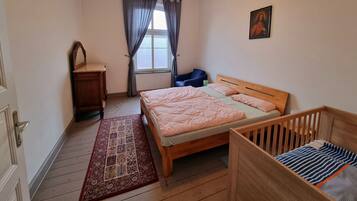 4 bedrooms, travel cot, WiFi, bed sheets