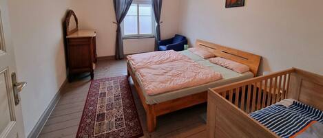 4 chambres, lit de bébé portatif, Wi-Fi, literie fournie