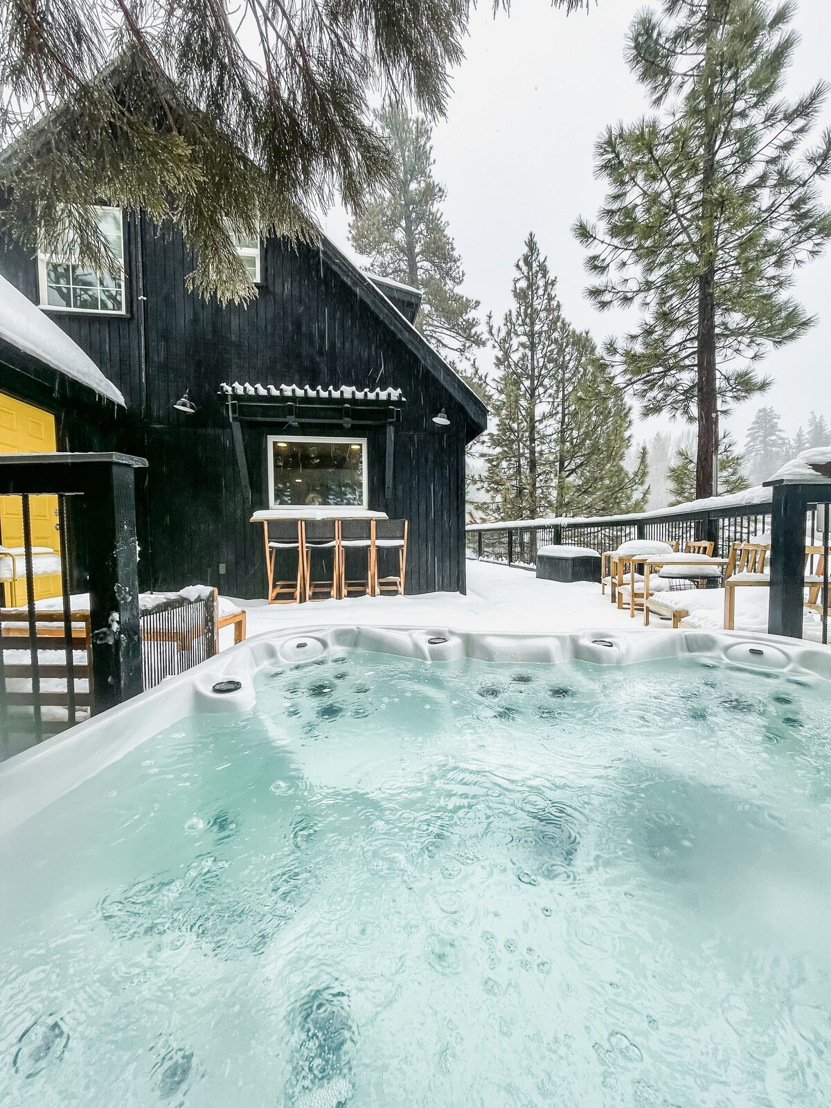 Snow Play Property / 4 Bedrooms 3 Bathrooms / Close to Snow Summit / Jacuzzi