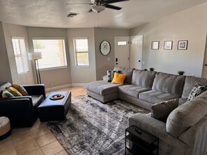Smart TV, video games, ping pong - 3 Bedroom 2 Bath Desert Retreat with Pool, Hot Tub, Game Room, Spacious Parking (Lake Havasu City)