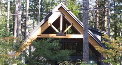 Cozy cabin near White Pass Ski Resort, Mt Rainier NP, and Cowlitz River.