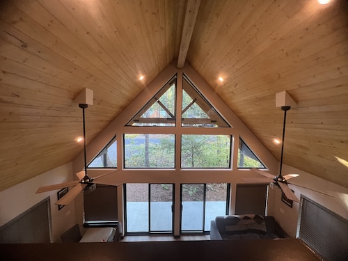 Cozy cabin near White Pass Ski Resort, Mt Rainier NP, and Cowlitz River.