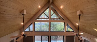 Cozy cabin near White Pass Ski Resort, Mt Rainier NP, and Cowlitz River.
