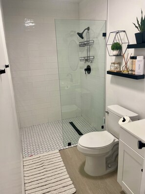 Shower, hair dryer, towels, soap - Coastal inspired unit in Downtown Culver City  (Culver City)