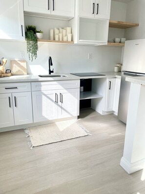 Fridge, microwave, stovetop, coffee/tea maker - Coastal inspired unit in Downtown Culver City  (Culver City)