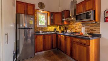 Een koelkast, een magnetron, een kookplaat