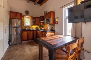 Kühlschrank, Mikrowelle, Herdplatte, Wasserkocher mit Kaffee-/Teezubehör