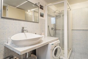 Douche, sèche-cheveux, bidet