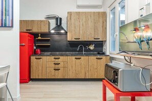 Fridge, microwave, stovetop, dishwasher