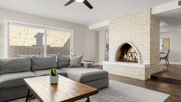 Smart TV, chimenea, tenis de mesa y monitor de computadora