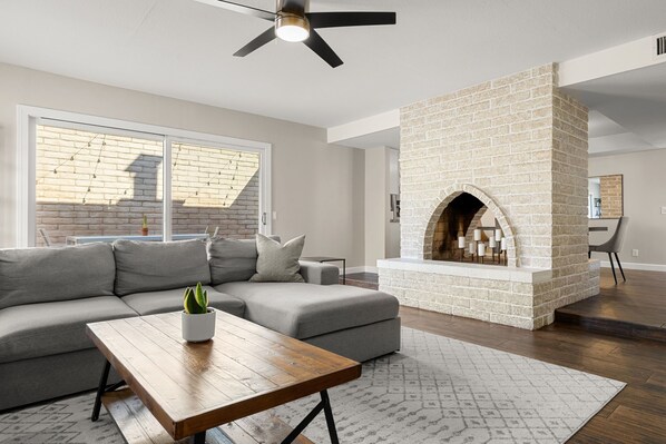 TV connectée, cheminée, table de tennis de table, écrans d'ordinateur