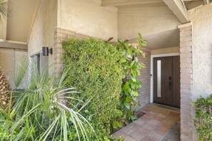 Exterior detail - Charming patio home w/ community pool, WFH setups, 10 min walk to Old Town! (Scottsdale)