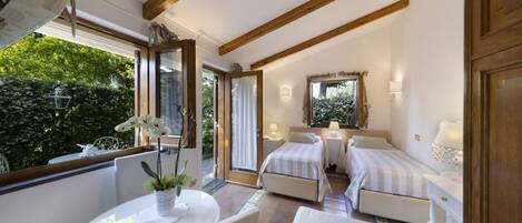 5 bedrooms, iron/ironing board, WiFi, bed sheets