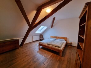 3 chambres, bureau, Wi-Fi gratuit, draps fournis