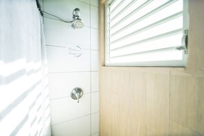 Dusj, hårføner, håndklær og såpe