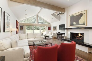 Living area - Clarendon Unit 6 | Townhouse Living Area, Vaulted Ceilings, Private Patio (Aspen)