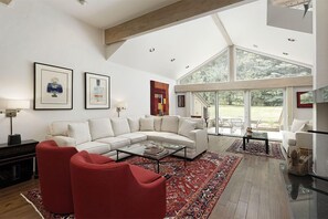 Living area - Clarendon Unit 6 | Townhouse Living Area, Vaulted Ceilings, Private Patio (Aspen)