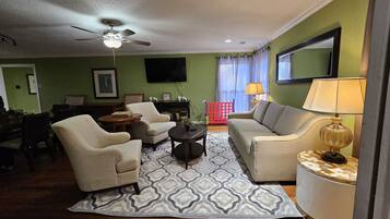 智能电视、壁炉、桌上足球