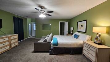 5 多间卧室、客房内保险箱、办公桌、熨斗/熨衣板