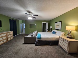 5 soverom, safe på rommet, skrivebord og strykejern/-brett