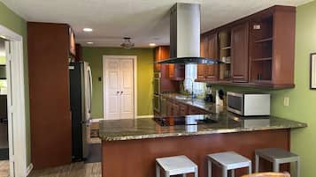 冰箱、微波炉、烤箱、炉灶