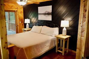 4 bedrooms, iron/ironing board, free WiFi, bed sheets - Beautiful creek side cabin with game room just 6 miles from Pigeon Forge (Pigeon Forge)