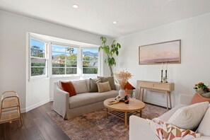 TV, peis, bøker og stereoanlegg