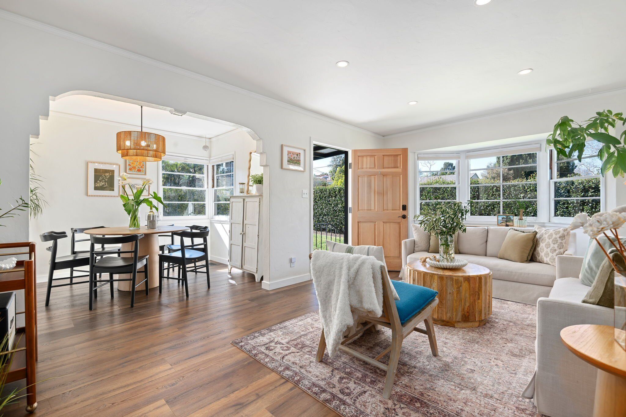 Téléviseur, foyer, livres, chaîne audio