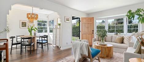 Téléviseur, foyer, livres, chaîne audio