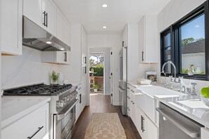 Kylskåp, mikrovågsugn, ugn och spishäll