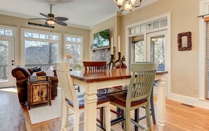 Fridge, microwave, oven, stovetop - Doctor's Orders - Refresh and recharge with peaceful views and a cozy hot tub! (Jasper)
