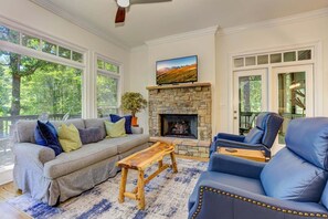 Smart TV, fireplace, DVD player, table tennis