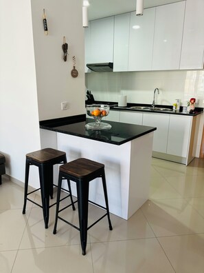 Frigorifero, forno, piano cottura, bollitore elettrico