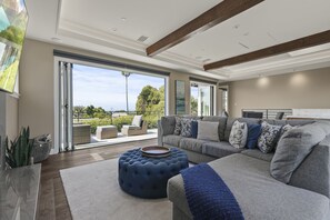 Een smart-tv, een open haard en een stereo