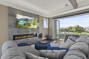 Een smart-tv, een open haard en een stereo