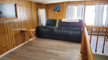 TV connectée, cheminée, écrans d'ordinateur