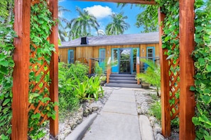 Exterior - Urban Tropical Fort Myers Retreat in Historic Downtown River District (Fort Myers)