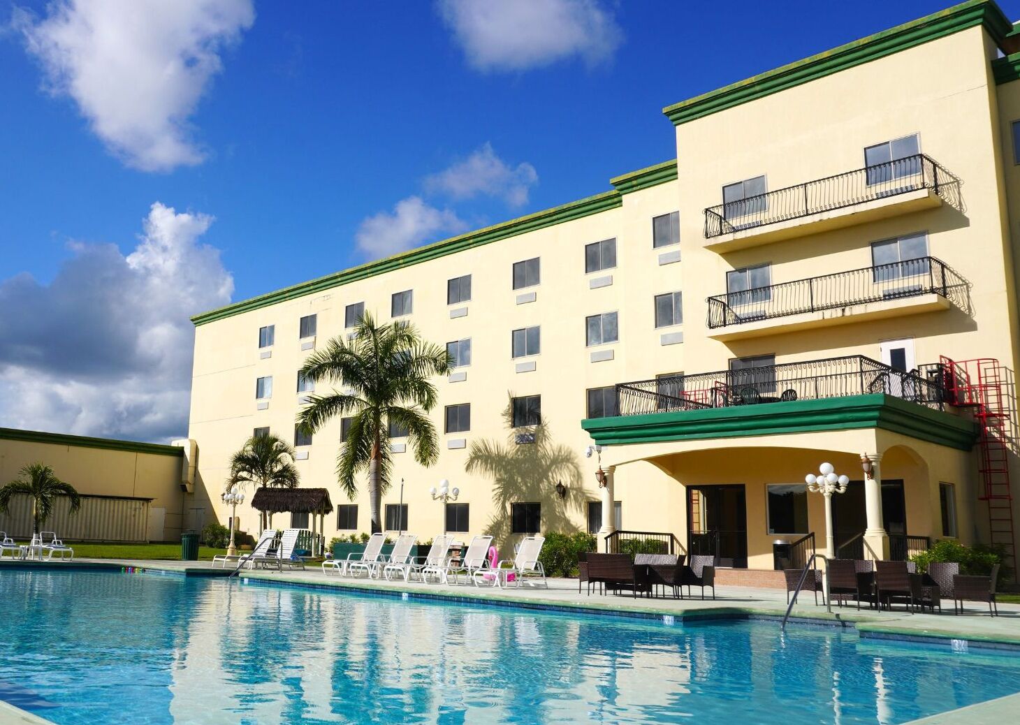 Una piscina al aire libre