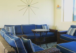 2 Bars/Lounges